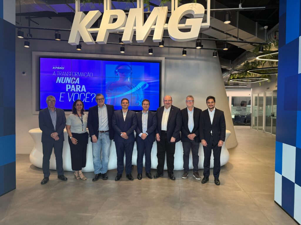 Da dir. para a esq.: Ricardo Sartorelli, sócio-diretor do FCAM Advogados; Wagner Setti, diretor Administrativo-Financeiro da ABVE; Jean Paraskevopoulos, sócio-líder de Clientes e Mercados da KPMG Brasil; Ricardo Bastos, presidente da ABVE; Ricardo Roa, sócio-líder do setor Automotivo da KPMG Brasil; Carlos Roma, diretor técnico da ABVE; Flavia Spadafora, sócia-líder do setor de Industrial Markets da KPMG Brasil; Alexandre Polesi, secretário executivo da ABVE.